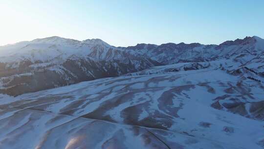航拍冬季新疆赛里木湖雪山冰湖蓝冰日照金山
