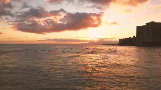 夕阳落日冲浪者在大海里水上运动