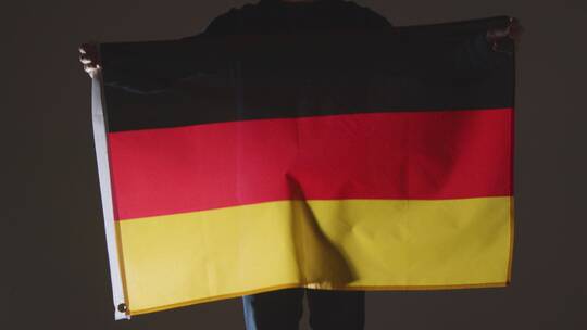 男人手持德国国旗