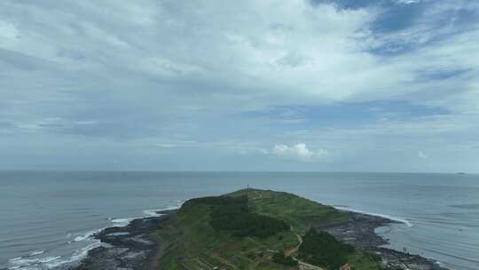 海上小岛航拍大海岛屿海岸线风景自然风光