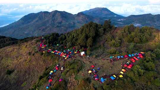 美丽山峰的鸟瞰图