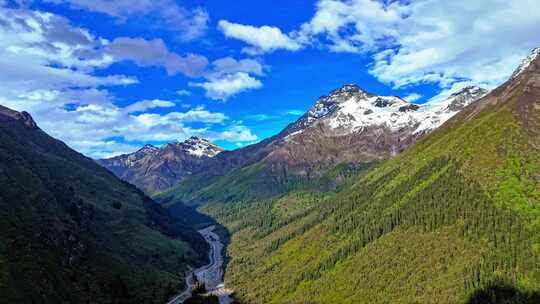 川西小金县结斯沟沿途雪山森林蓝天白云延时