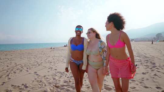 多民族年轻女性在海滩上玩得开心视频素材模板下载