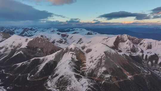 航拍雪山日照金山