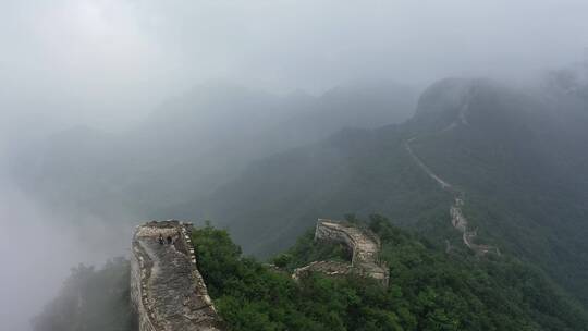 航拍夏天雨后云雾中的箭扣长城