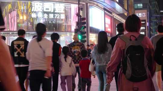 夜晚城市行人过马路人流脚步夜景人文视频素