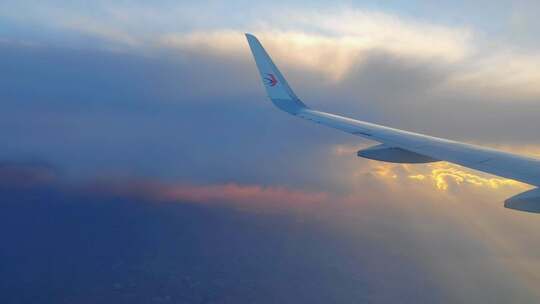 黄昏时分合肥上空东方航空窗外的日落云景