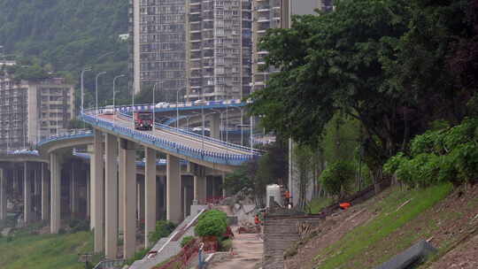 工人们在城市里修建公园