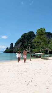 泰国热带白色海滩上的一对男女Koh Hong Island Krabi