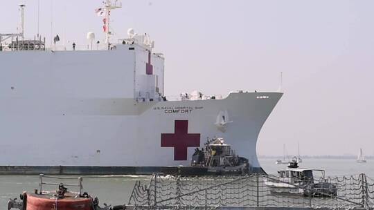 医院船在海上航行视频素材模板下载