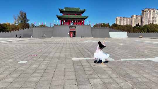 城市广场古城舞蹈女孩视频素材模板下载