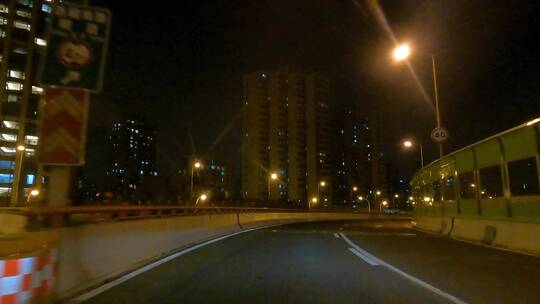 上海封城中的空旷夜景高架道路