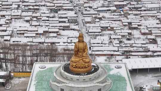 户外大型观音雕像雪景特写