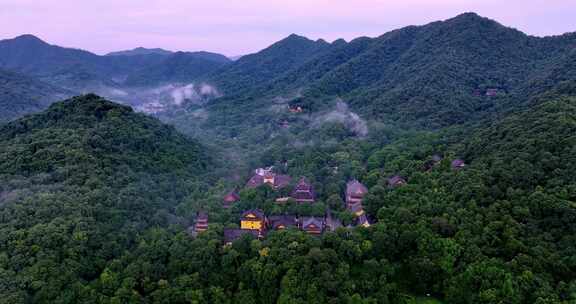 中国浙江杭州灵隐寺仙气缭绕