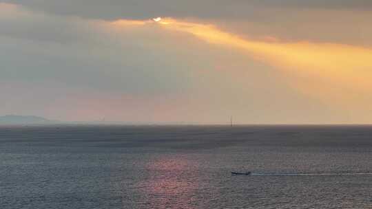 航拍威海西海岸小石岛海面落日余晖晚归渔船