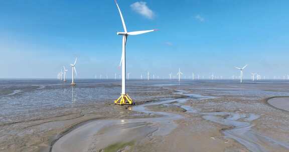 海滩上的风能风力发电场风车航拍