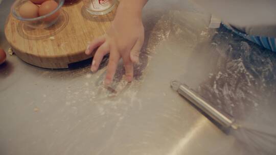 女孩在烘焙台上用面粉涂画