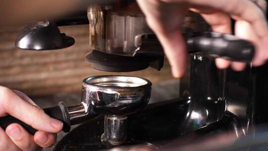 咖啡师正在用手动咖啡研磨机研磨咖啡