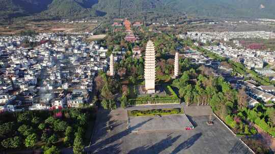 冬季云南大理古城崇圣寺三塔日出清晨航拍