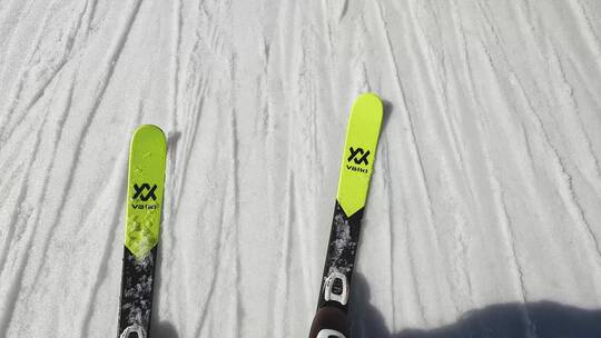 滑雪者高山滑雪下坡的特写镜头视频素材模板下载