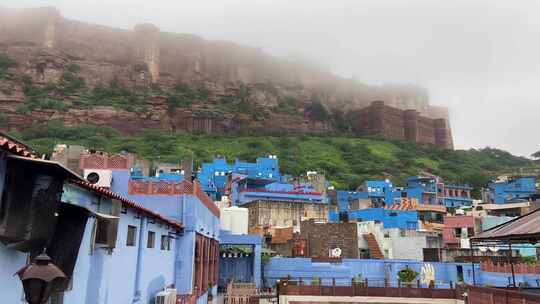 印度焦特布尔市标志性蓝房子后面被雾覆盖的梅赫兰格尔堡壁垒