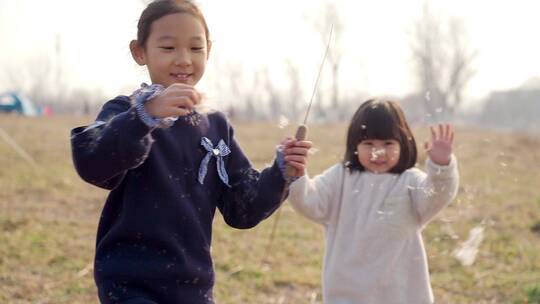 冬季在公园湖边游玩的两个中国女孩