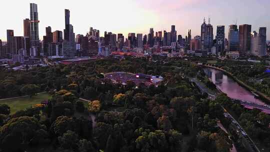 航拍澳大利亚墨尔本皇家植物园摩天大楼日落视频素材模板下载