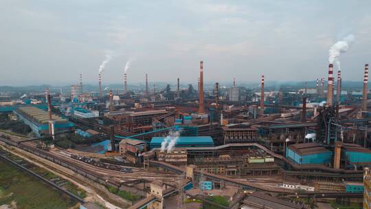 工厂厂矿视频钢铁厂钢铁企业烟囱排放烟雾视频素材模板下载