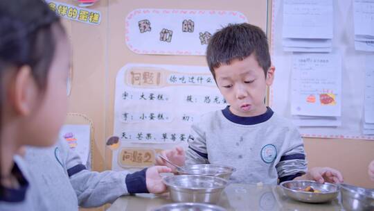 幼儿园小朋友吃午饭镜头视频素材模板下载