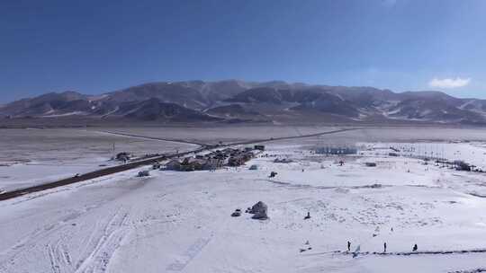 航拍新疆冬季赛里木湖冰封湖面雪山冰湖雪景