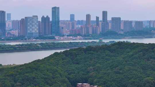 湖南长沙岳麓山风景名胜区航拍岳麓区城市风视频素材模板下载