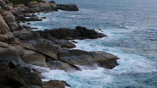 海南蜈支洲岛礁石海浪浪花升格视频