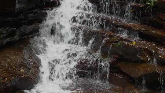 瀑布石壁流水水花