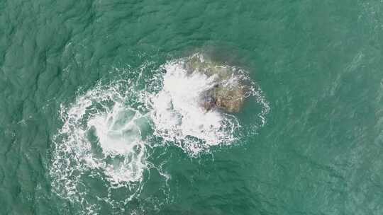 大海海水拍打在礁石上