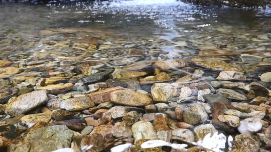 小瀑布清澈溪水石头慢动作2