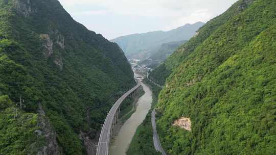 航拍大山峡谷水上公路峡谷公路