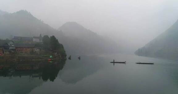 神秘湘西首八峒村小船划过酉水河