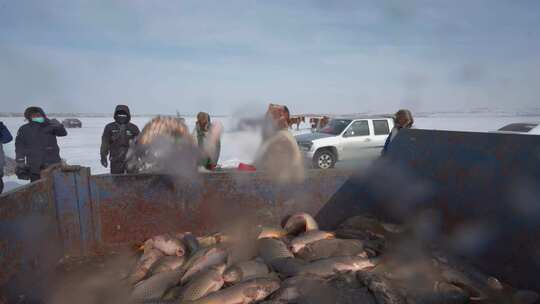 冰封湖面上的传统捕鱼