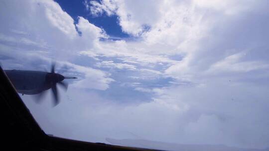 飞行员驾驶战斗机穿过云层