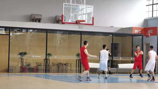年轻人学生篮球馆内打篮球慢镜头