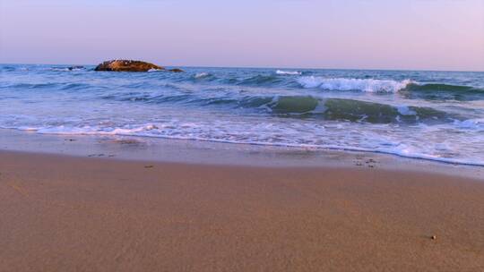 河北秦皇岛滨海沙滩浪花自然风景升格慢镜头视频素材模板下载
