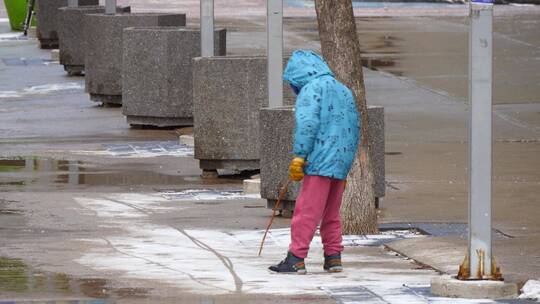 孩子在雪地小径上行走