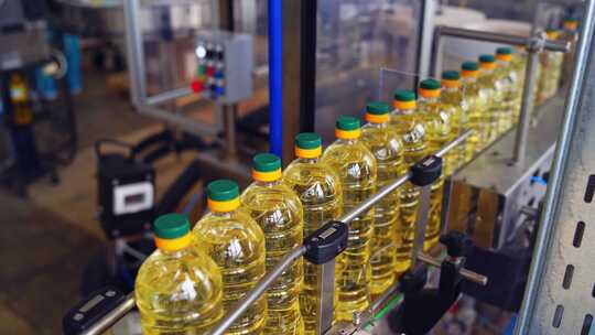 葵花籽油的生产和装瓶。葵花籽油生产的自动