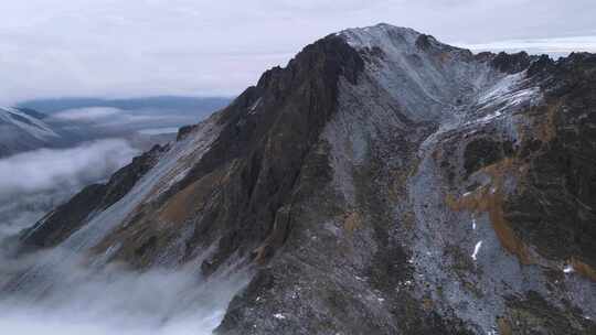 航拍云雾缭绕的高山全景