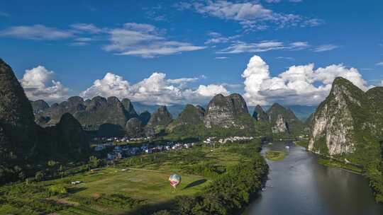 蓝天白云下的桂林山水风景