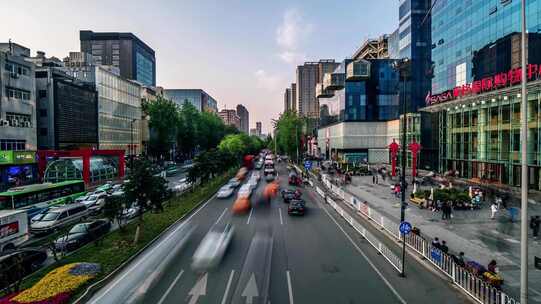 城市道路绿色交通车流