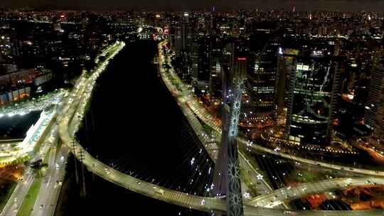 圣保罗市中心的夜间城市景观。市中心的夜间城市景观。