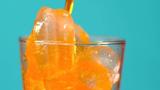 加冰的玻璃杯加橙汁苏打水