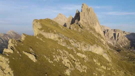 在意大利多洛米蒂的塞塞达山悬崖上建立空中拍摄