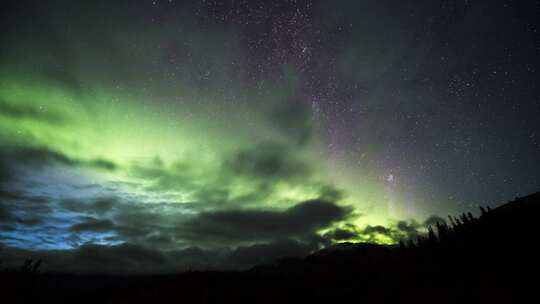 夜空中移动的星星、极光和云彩延时